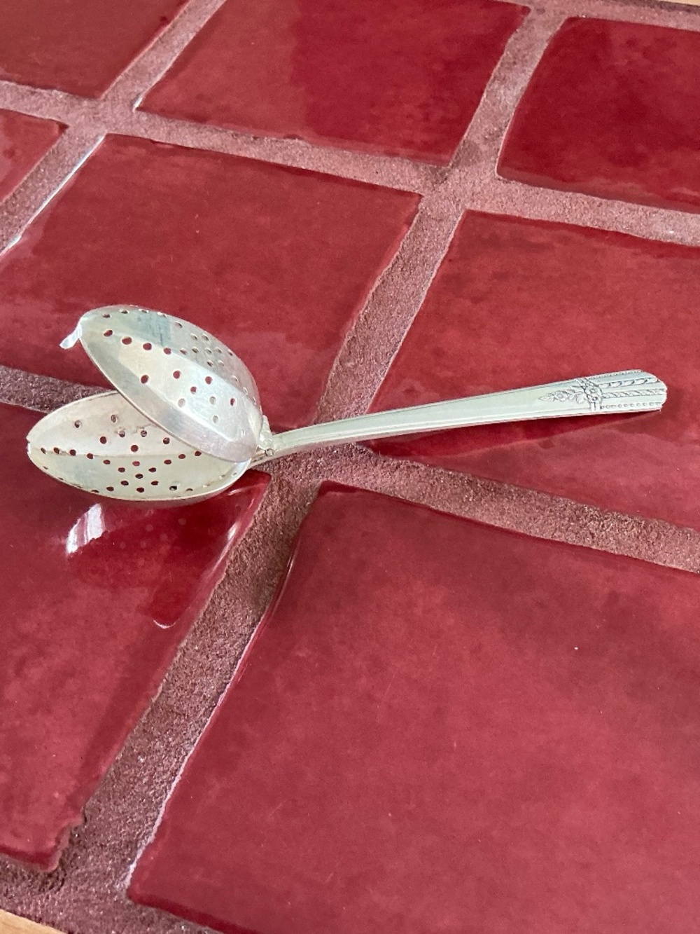 Vintage 1938 Wm A Rogers ONEIDA Tea Ball Infuser Spoon LIDO Pattern Silverplate